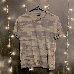 •• SIZE SMALL •• CAMO •• T SHIRT